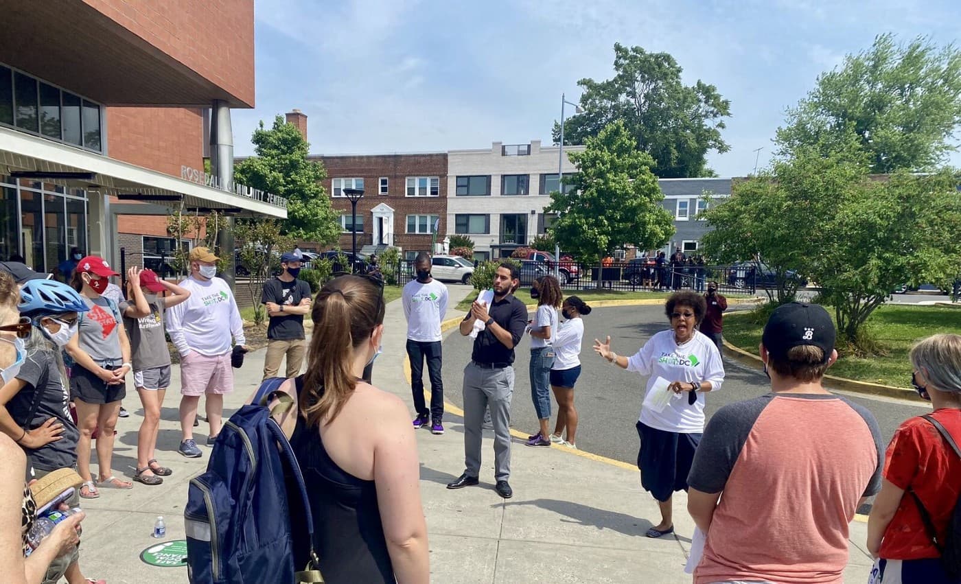 Dr. B socios comunitarios en Washington D.C. (a través de ABC7, WJLA)