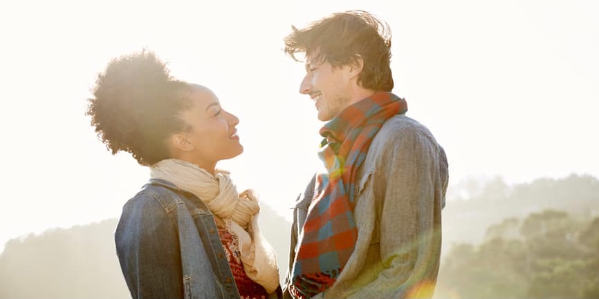 Pareja sonriendo en la playa