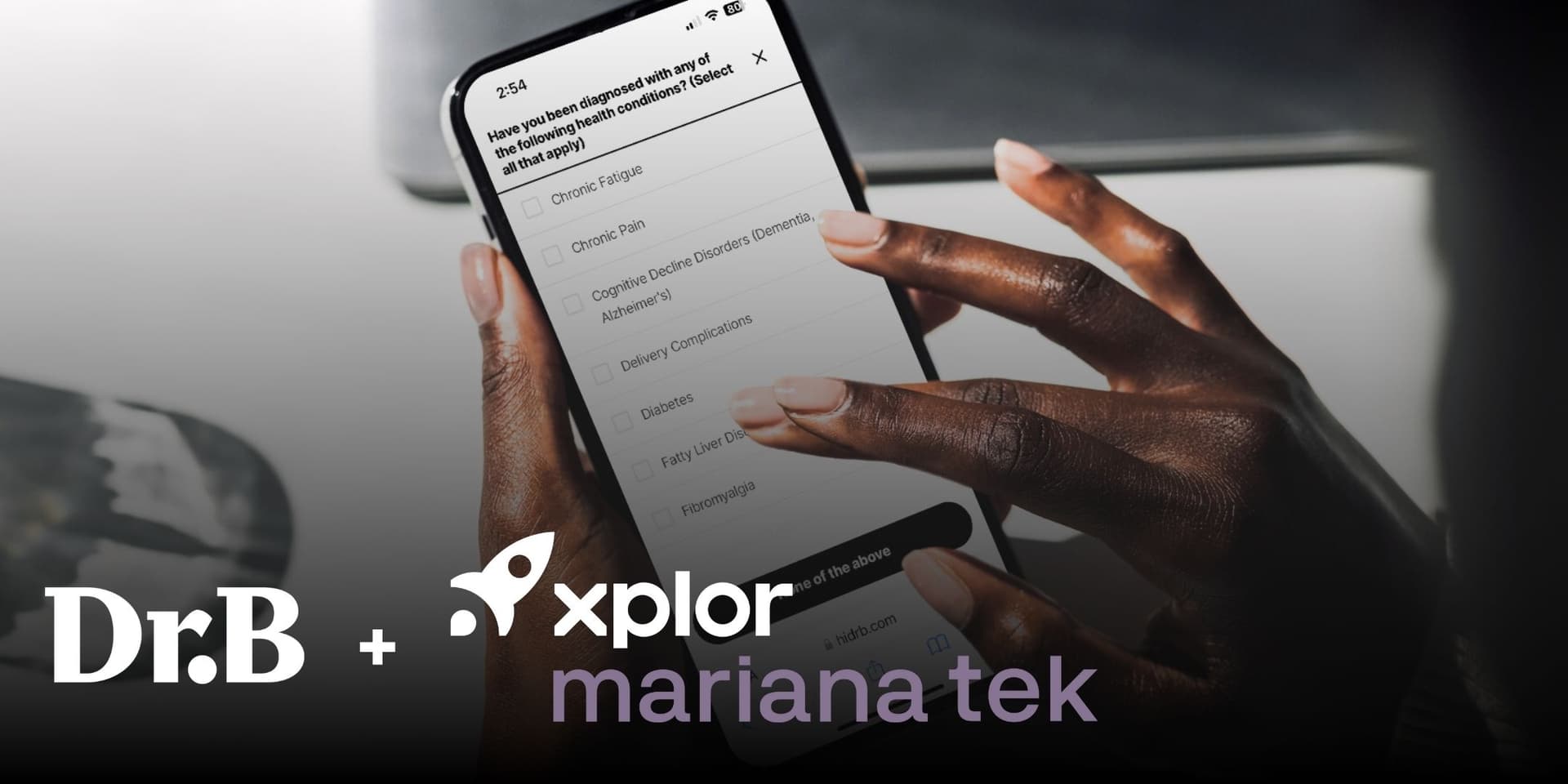 Fotografía de cerca de la mano de una mujer negra con las uñas bien cuidadas navegando por la consulta médica en línea desde su teléfono y los logotipos  Dr. B  de Mariana Tek y Xplore  Dr. B